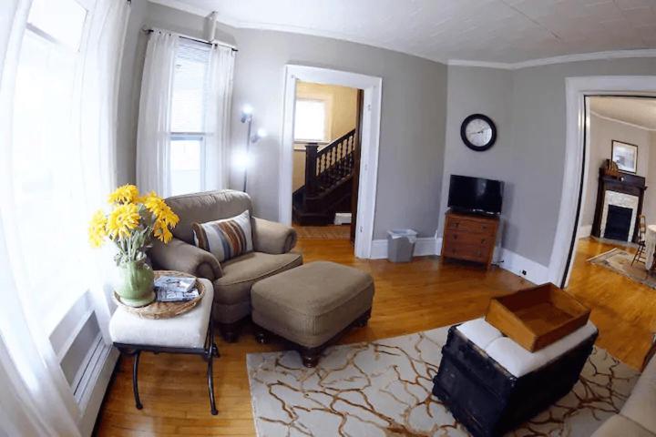 Cozy 3 & 4 Bed 2 Blocks To Hospitals & Lambeau Green Bay