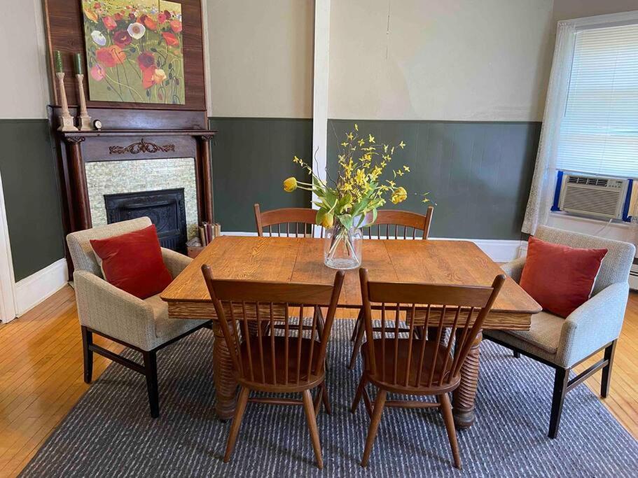 Cozy 3 & 4 Bed 2 Blocks To Hospitals & Lambeau Appartement